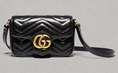 2024年古驰GG Marmont系列绗缝迷你单肩包，黑色皮革配金色双Glogo