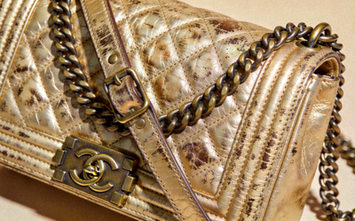 2024年香奈儿Gabrielle流浪包小号，做旧小牛皮与金属链条拼接