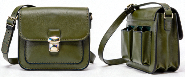橄榄绿邮差斜挎包实拍，展示翻盖锁扣、可调节肩带和多个外袋