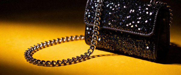 黑色亮片装饰迷你链条包高清细节实拍，展示夜晚灯光下的闪烁效果