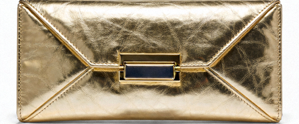 金色金属质感手拿包实拍，展示几何切割造型和磁性搭扣