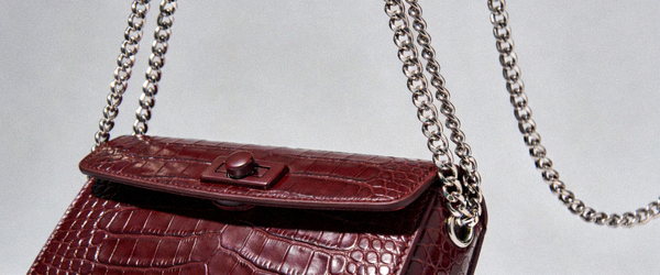 酒红色鳄鱼压纹链条包实拍，展示双链条背法和翻盖磁吸扣