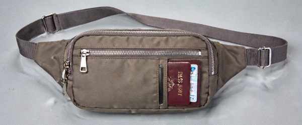 尼龙多功能旅行斜挎包实拍，展示防盗拉链口袋和隐藏式护照夹层