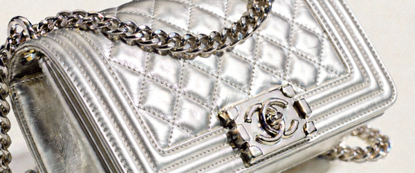 银色金属链条晚宴包高清实拍，特写展示菱形绗缝图案和锁扣开关机制